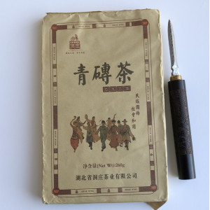 Черный тибетский чай Хэй Ча Цин Чжуань плитка 260 г. Photo 3